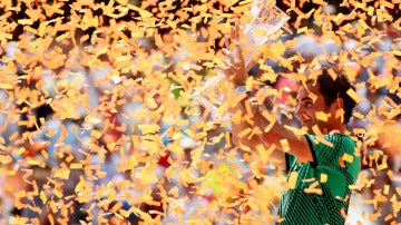 Roger Federer levanta el trofeo de campeón del Masters 1.000 de Miami