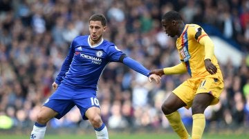 Hazard defendiendo un balón frente a Zaha