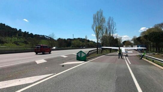 Aterriza una avioneta en una &aacute;rea de servicio de la AP-7 en Cardedeu, Barcelona