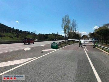 Aterriza una avioneta en una área de servicio de la AP-7 en Cardedeu, Barcelona Aterriza una avioneta en una área de servicio de la AP-7 en Cardedeu, Barcelona