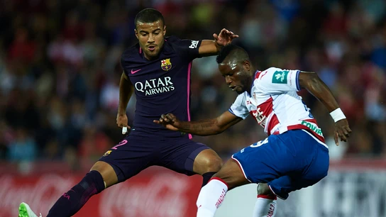 Rafinha intenta robar el balón a Uche Rafinha intenta robar el balón a Uche