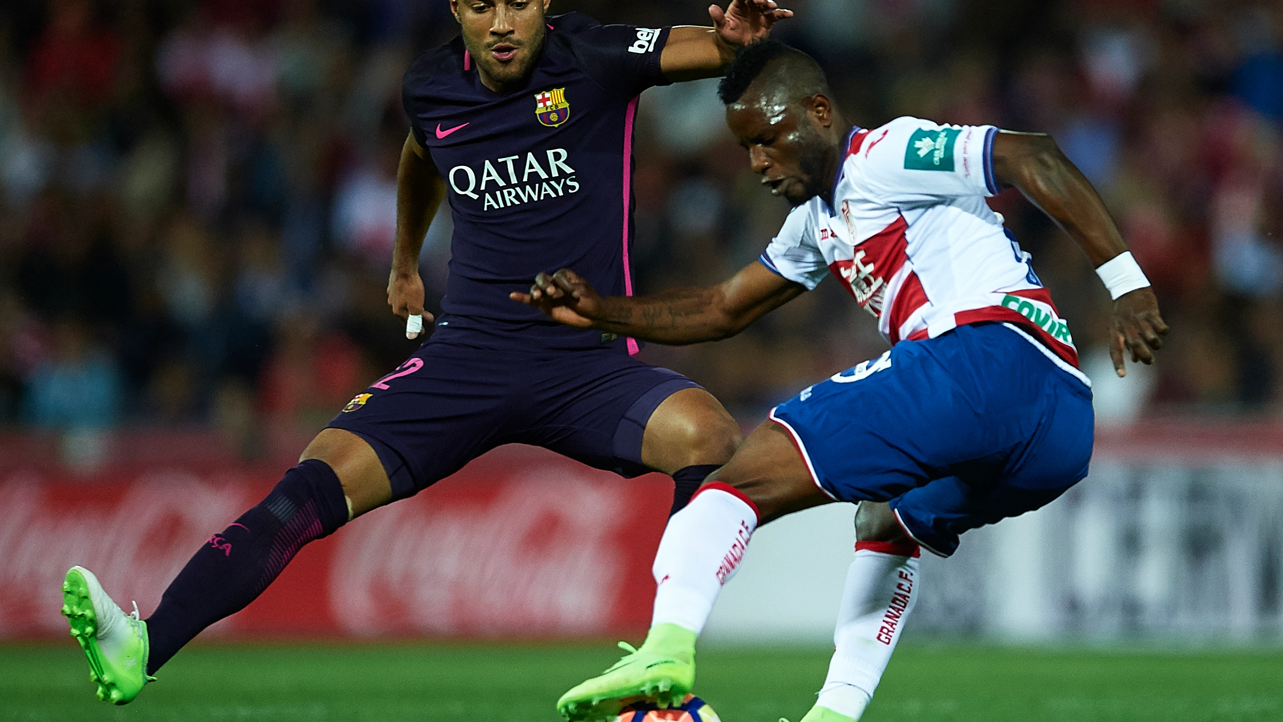 Rafinha intenta robar el balón a Uche Rafinha intenta robar el balón a Uche