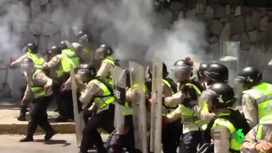 Oleada de disturbios en Caracas entre la Policía y manifestantes de la oposición Oleada de disturbios en Caracas entre la Policía y manifestantes de la oposición