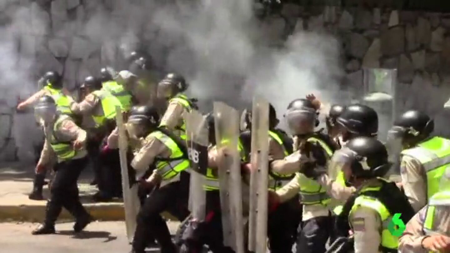 Oleada de disturbios en Caracas entre la Polic&iacute;a y manifestantes de la oposici&oacute;n
