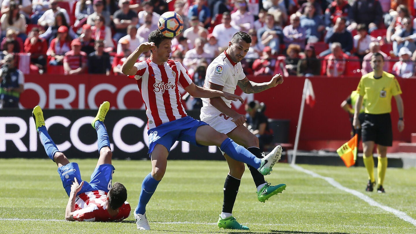 Mikel Vesga y Vitolo disputan el bal&oacute;n en el Sporting - Sevilla
