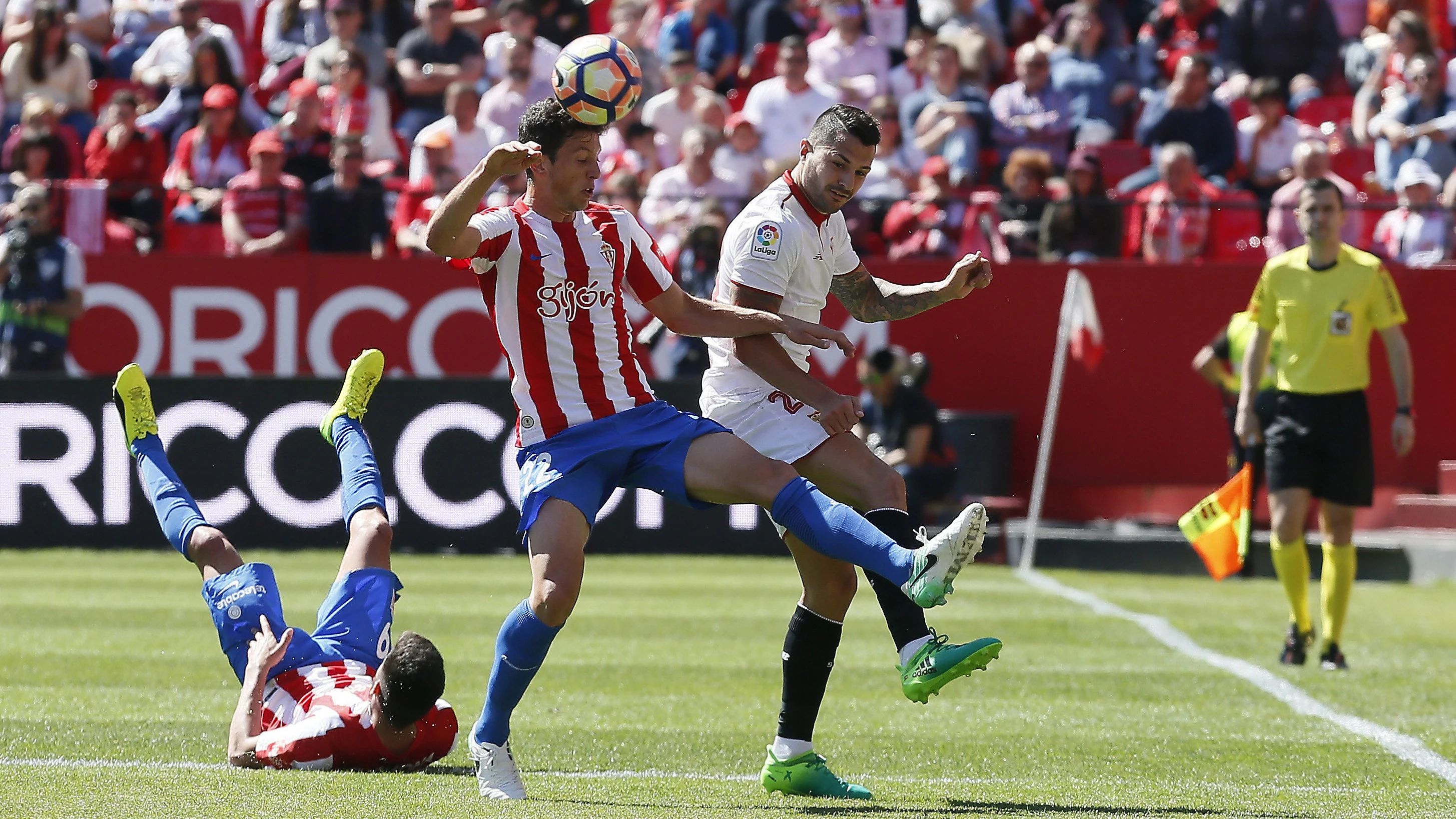 Mikel Vesga y Vitolo disputan el balón en el Sporting - Sevilla