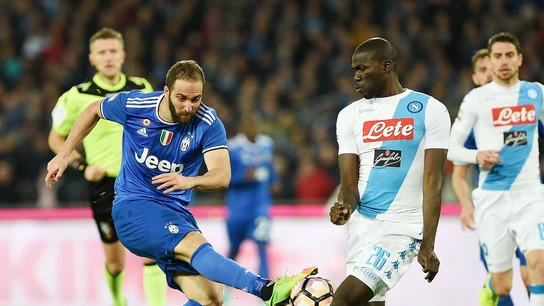 Higuaín disparando un balón Higuaín disparando un balón