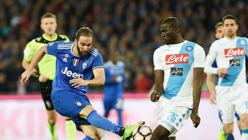 Higuaín disparando un balón