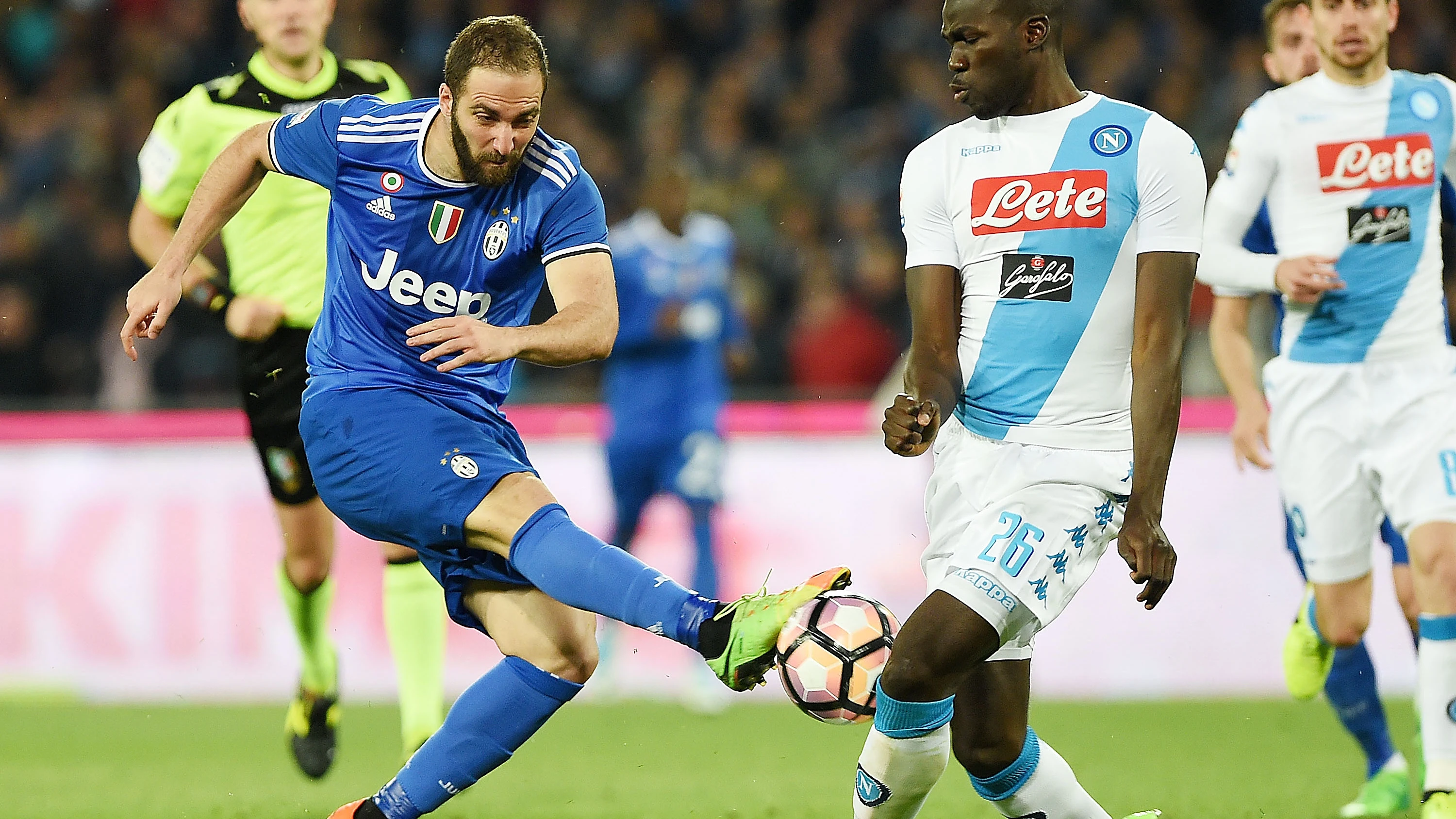 Higuaín disparando un balón