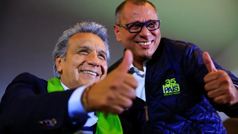 El candidato oficialista, Lenín Moreno, junto al vicepresidente ecuatoriano, Jorge Glas