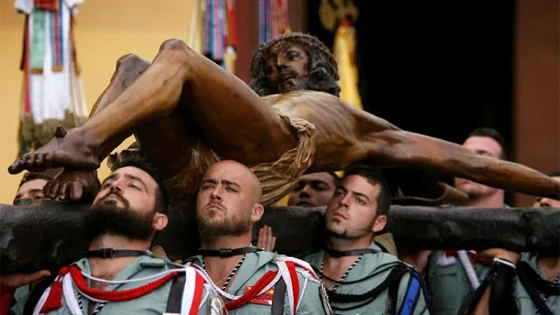 Traslado del Cristo de la Buena Muerte por los legionarios Traslado del Cristo de la Buena Muerte por los legionarios
