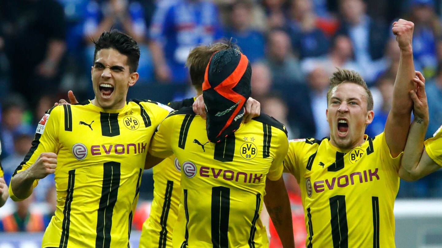Aubameyang celebra su gol ante el Schalke con la pol&eacute;mica m&aacute;scara
