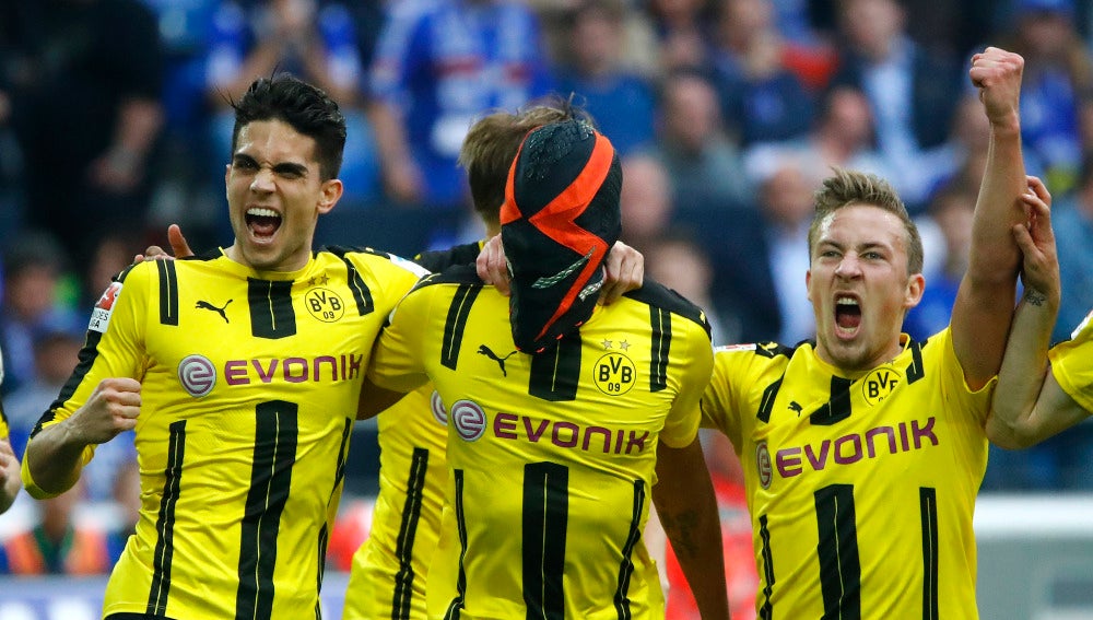 El Borussia Dortmund (Puma) podría sancionar a Aubameyang por celebrar un gol con la máscara que usa en un con Nike