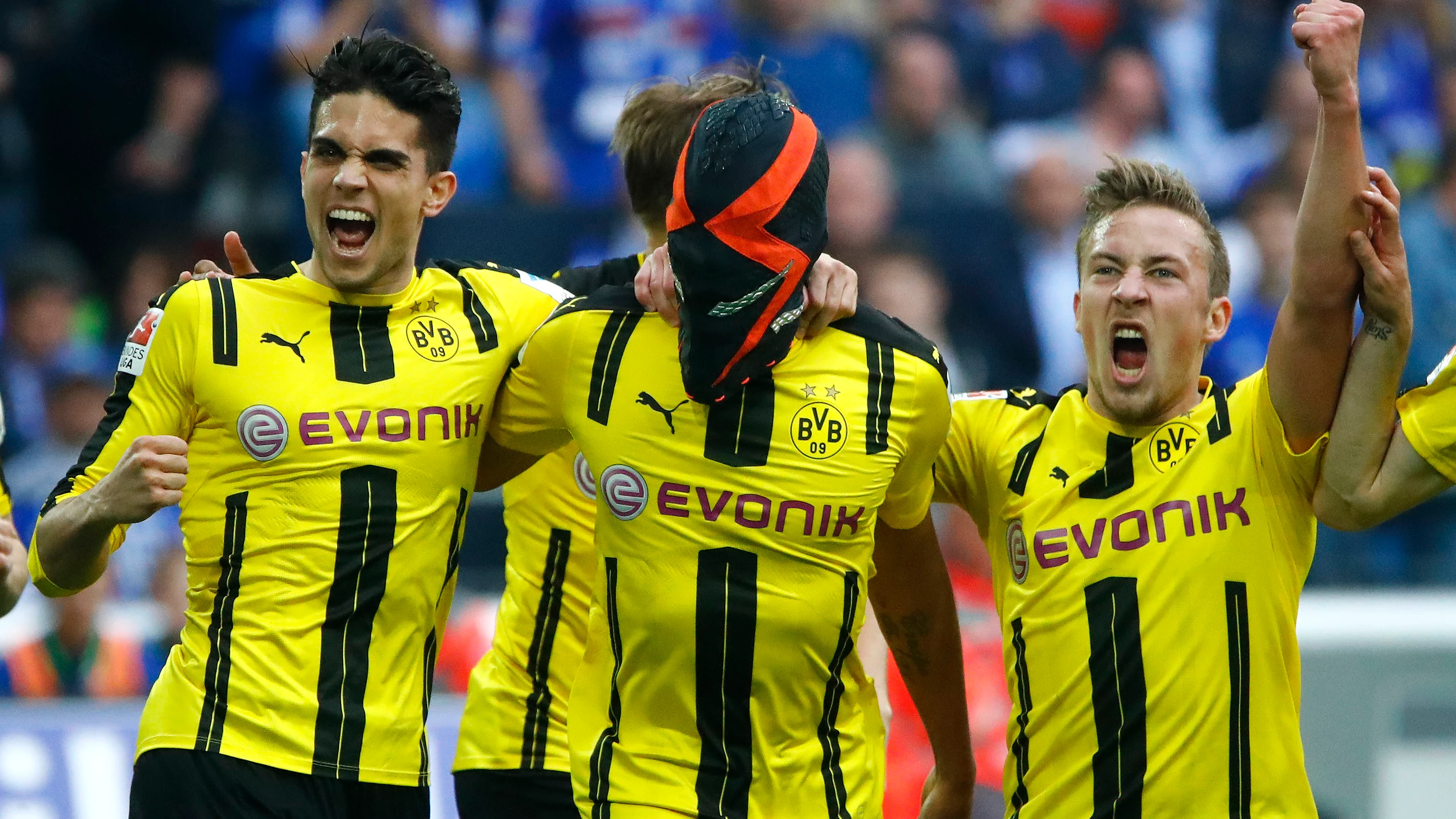 Aubameyang celebra su gol ante el Schalke con la polémica máscara