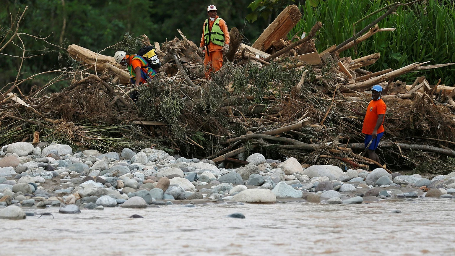 Los servicios de rescate buscan supervivientes en Mocoa