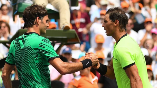Federer y Nadal se saludan tras disputar la final de Miami Federer y Nadal se saludan tras disputar la final de Miami