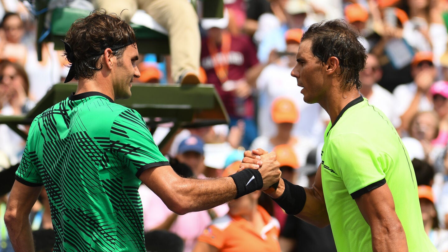 Federer y Nadal se saludan tras disputar la final de Miami