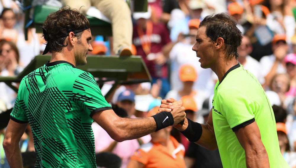 Federer y Nadal se saludan tras disputar la final de Miami