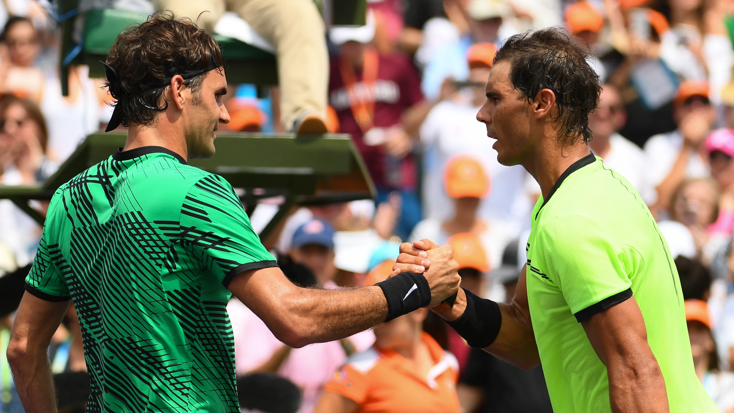 Federer y Nadal se saludan tras disputar la final de Miami Federer y Nadal se saludan tras disputar la final de Miami