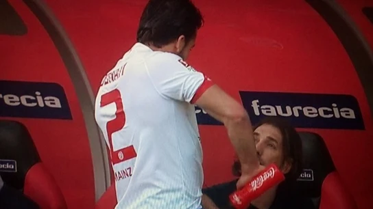 Donato se 'refresca' sus partes íntimas Donato se 'refresca' sus partes íntimas