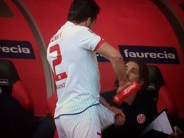 Donato se 'refresca' sus partes íntimas Donato se 'refresca' sus partes íntimas