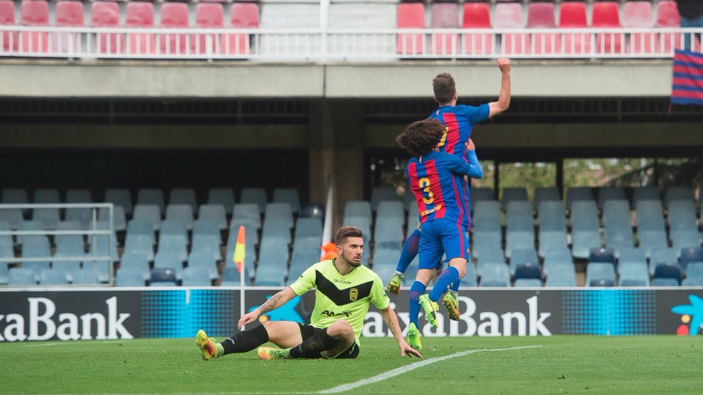El filial celebra uno de los goles al Eldense