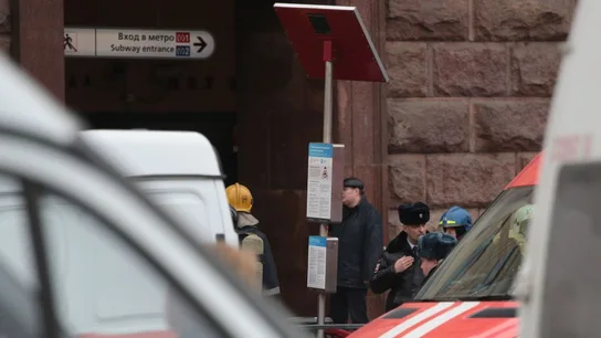 Los bomberos en el metro de San Petersburgo Los bomberos en el metro de San Petersburgo