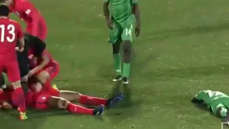 El jugador, siendo atendido El jugador, siendo atendido