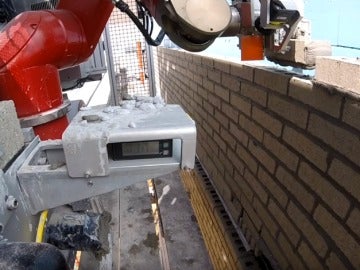 SAM, el robot albañil, crea un muro de 3.000 ladrillos en una hora