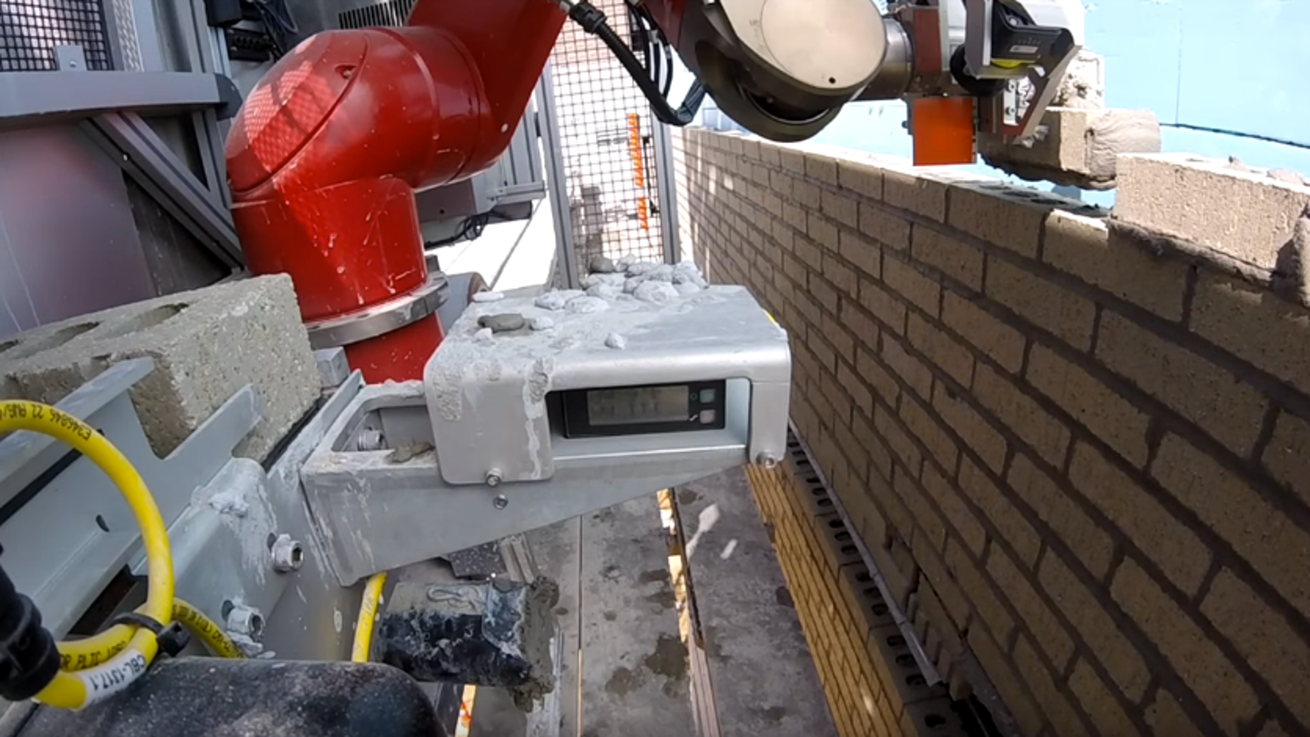SAM, el robot albañil, crea un muro de 3.000 ladrillos en una hora