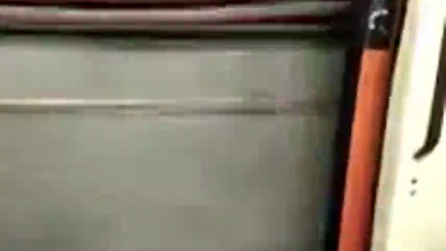 Frame 17.697221 de: Viajan en el Metro de Madrid en un tren con las puertas abiertas durante varias estaciones Frame 17.697221 de: Viajan en el Metro de Madrid en un tren con las puertas abiertas durante varias estaciones