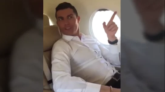 Cristiano, en el avión a la salida de Madeira Cristiano, en el avión a la salida de Madeira