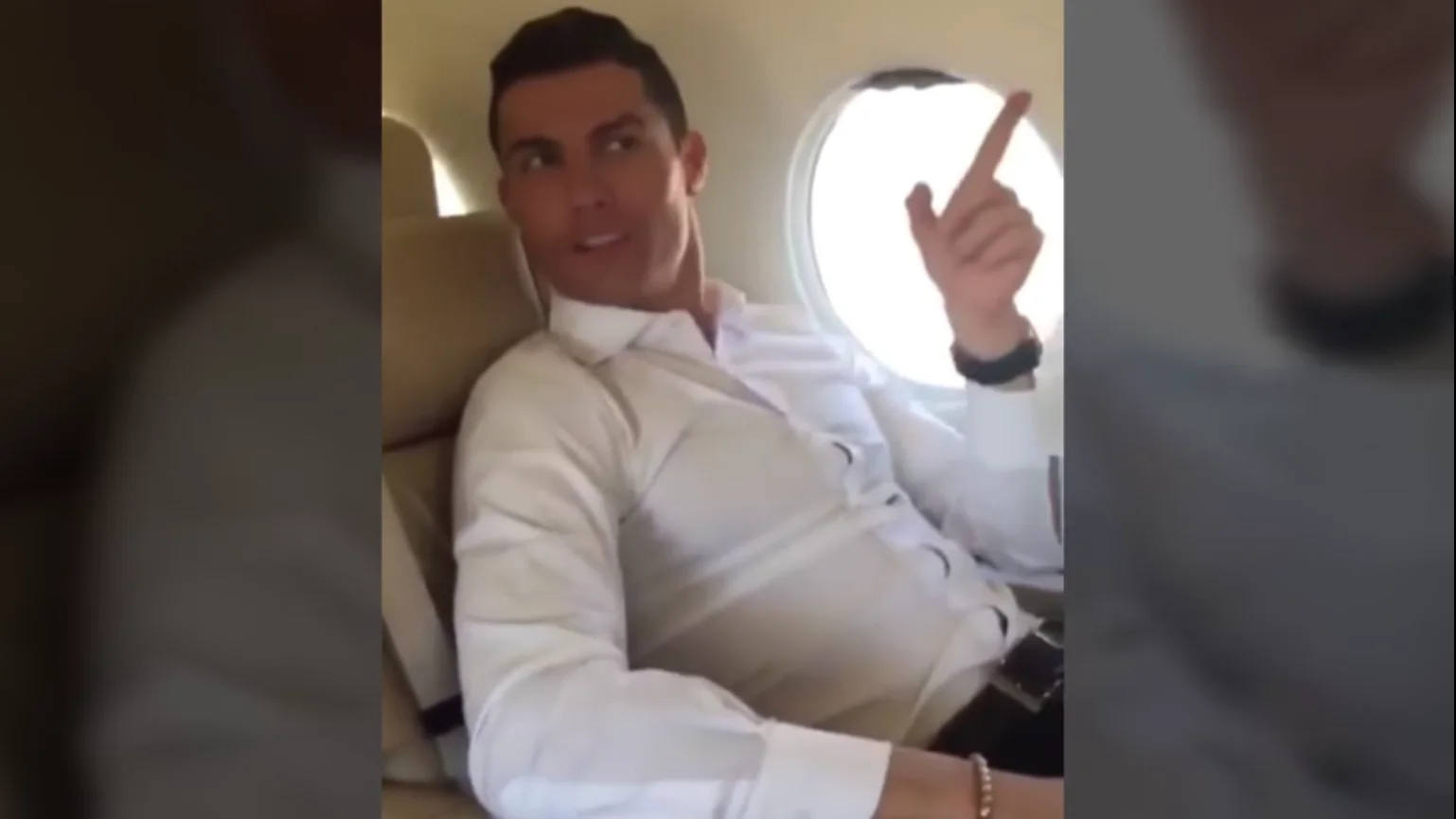 Cristiano, en el avión a la salida de Madeira