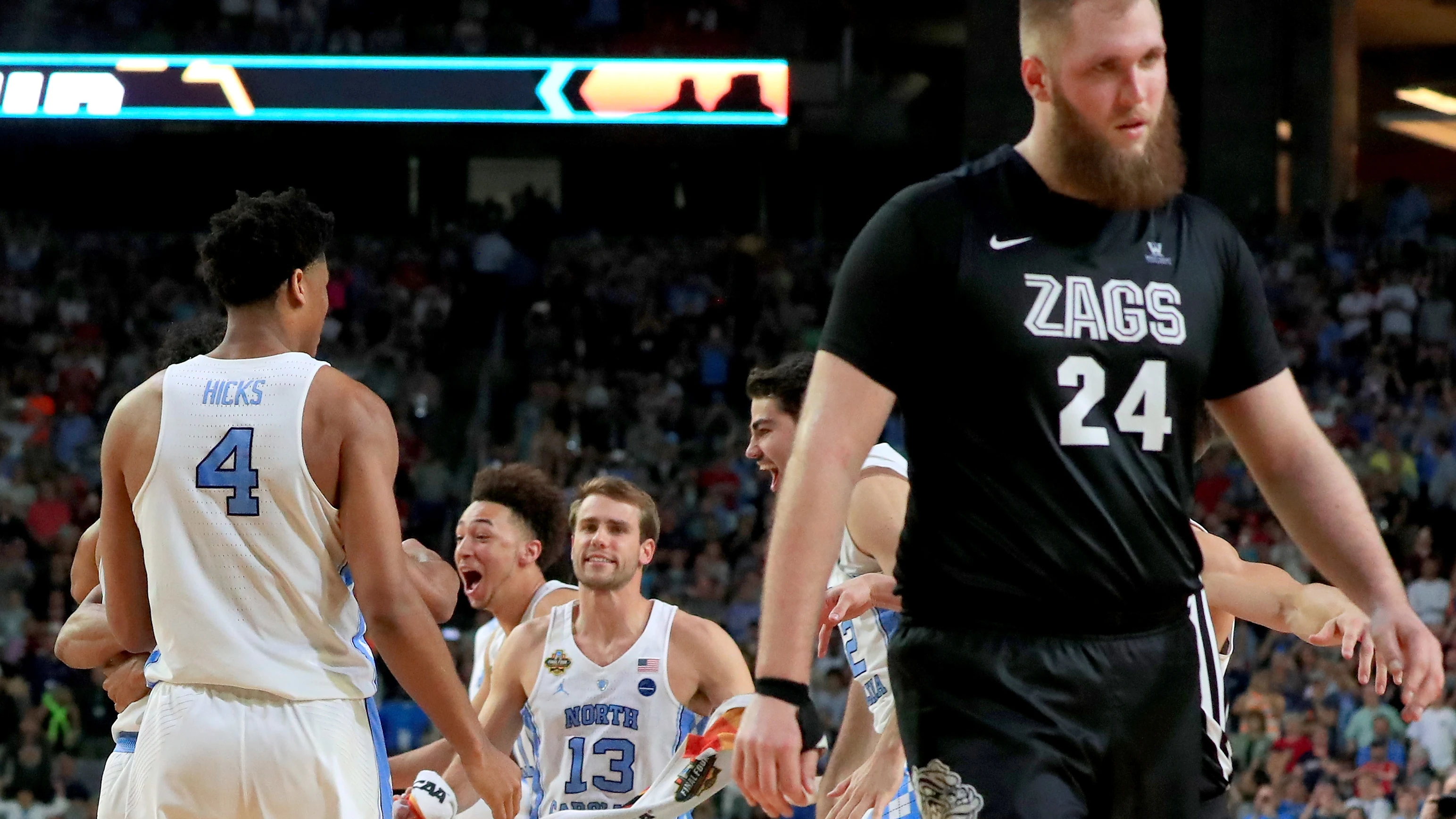 Los jugadores de North Carolina celebran la victoria