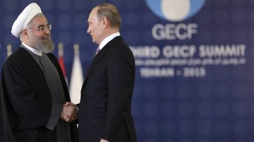 El presidente iraní, Hasán Rohaní (izq), junto a su homólogo ruso, Vladímir Putin
