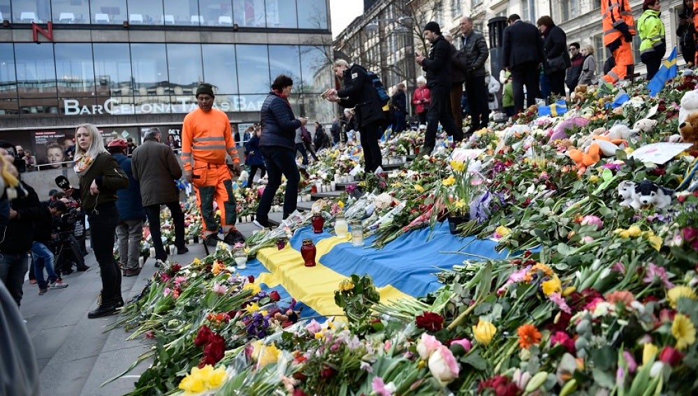 Flores, mensajes y banderas en el lugar en el que un hombre arrolló con un camión a varias personas en la principal calle de Estocolmo el pasado viernes.