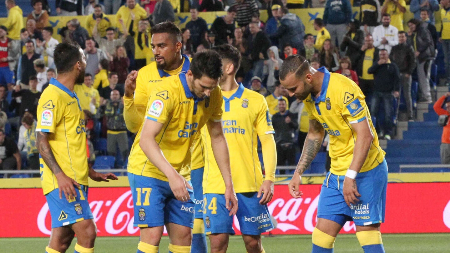 Los jugadores de Las Palmas, preocupados por Vicente tras una ca&iacute;da