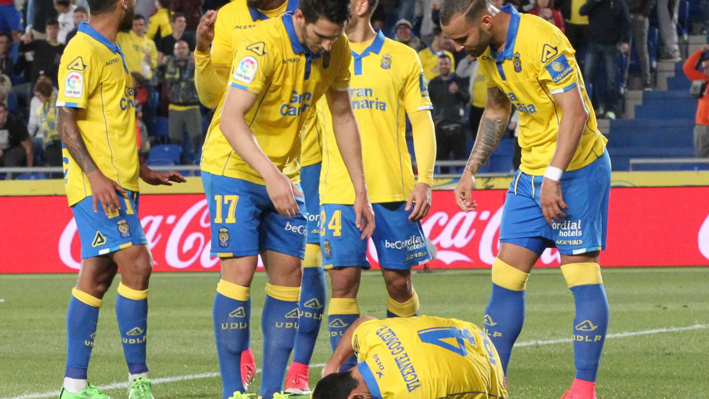 Los jugadores de Las Palmas, preocupados por Vicente tras una caída