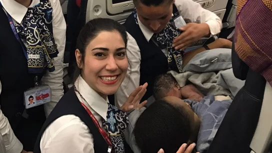 Los tripulantes junto a la madre y el bebé Los tripulantes junto a la madre y el bebé