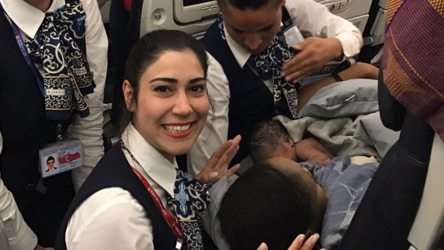 Los tripulantes junto a la madre y el beb&eacute;