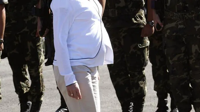 Carme Chacón pasando revista durante su embarazo