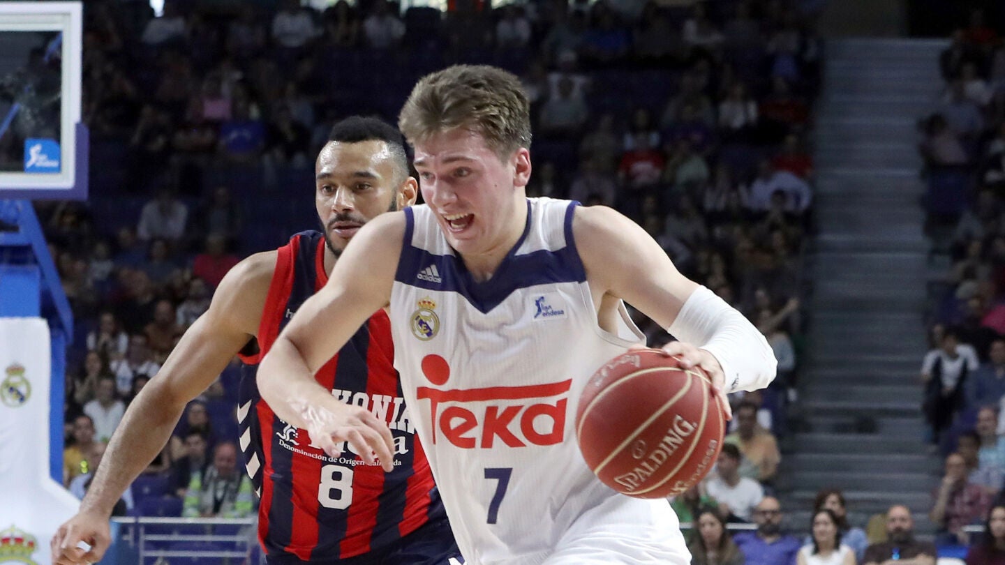 Luka Doncic penetra a canasta en el partido frente a Baskonia