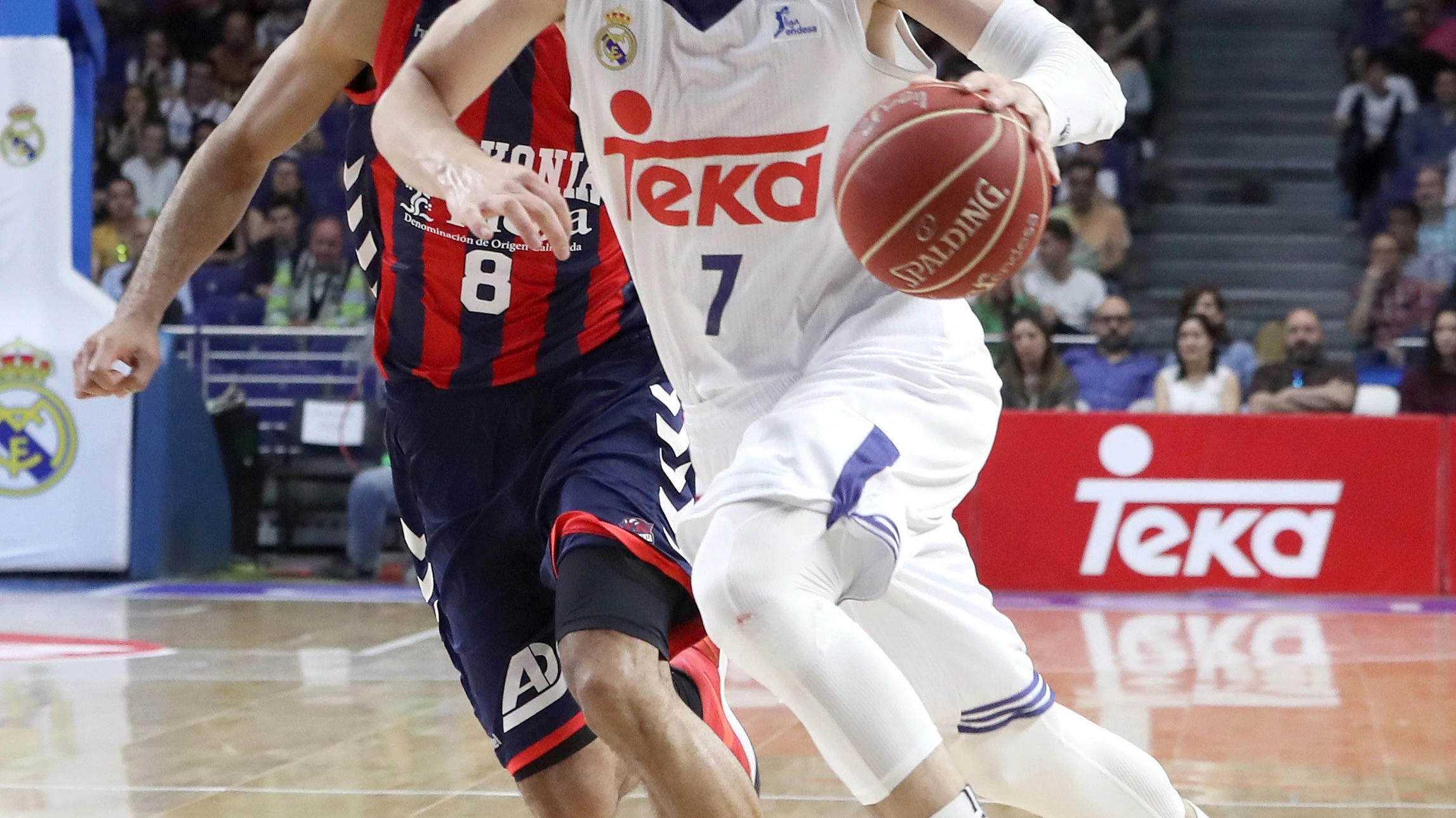 Luka Doncic penetra a canasta en el partido frente a Baskonia