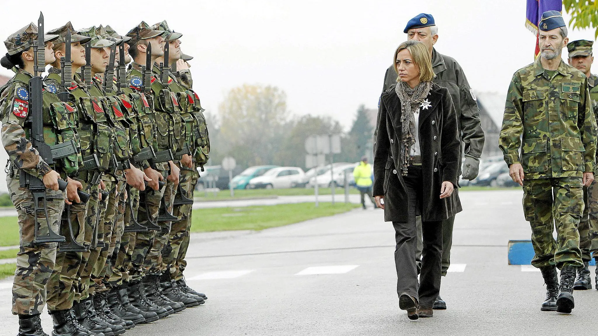 La exministra Carme Chacón visitando a las tropas españolas en el exterior