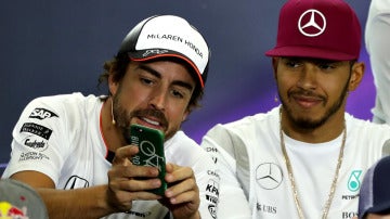 Fernando Alonso y Hamilton, durante una rueda de prensa de la FIA