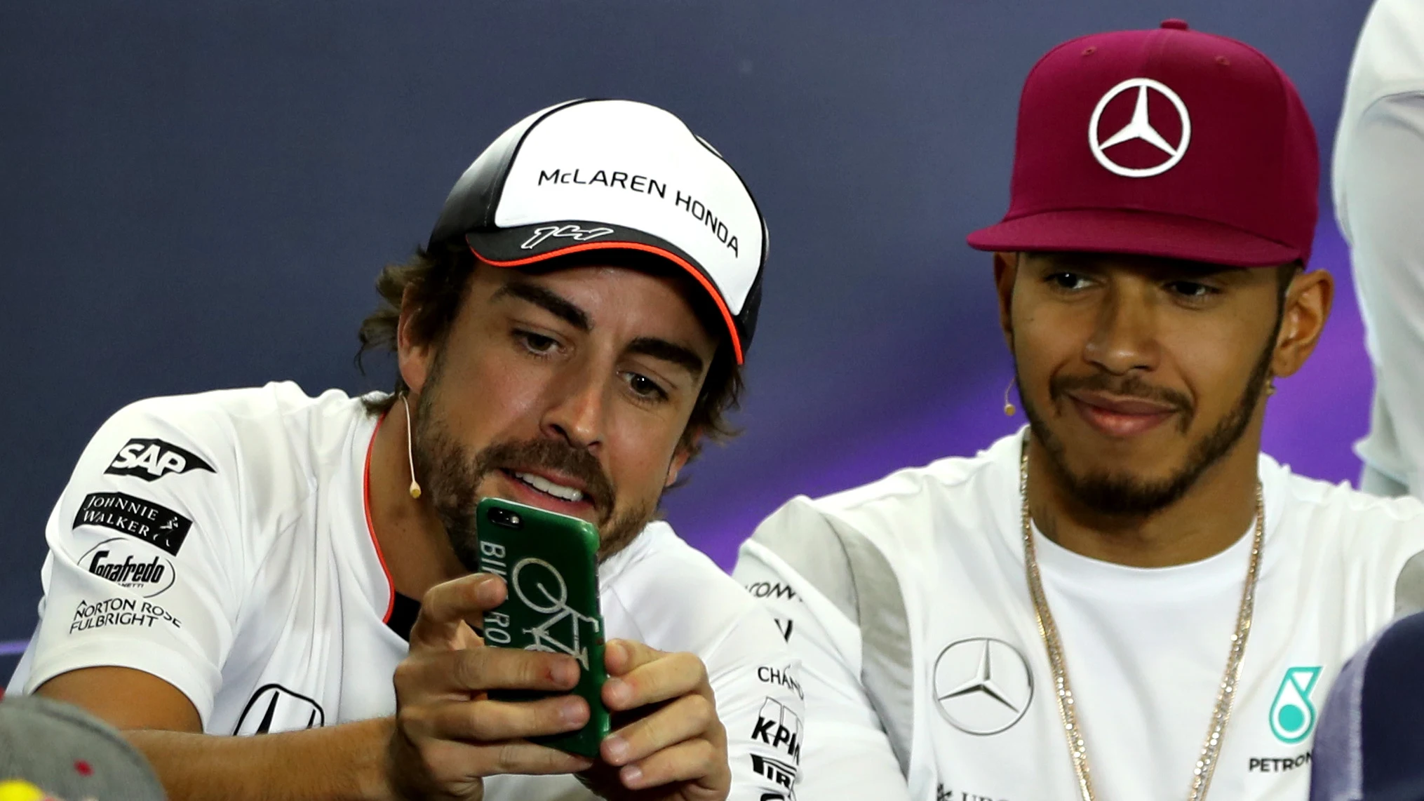 Fernando Alonso y Hamilton, durante una rueda de prensa de la FIA