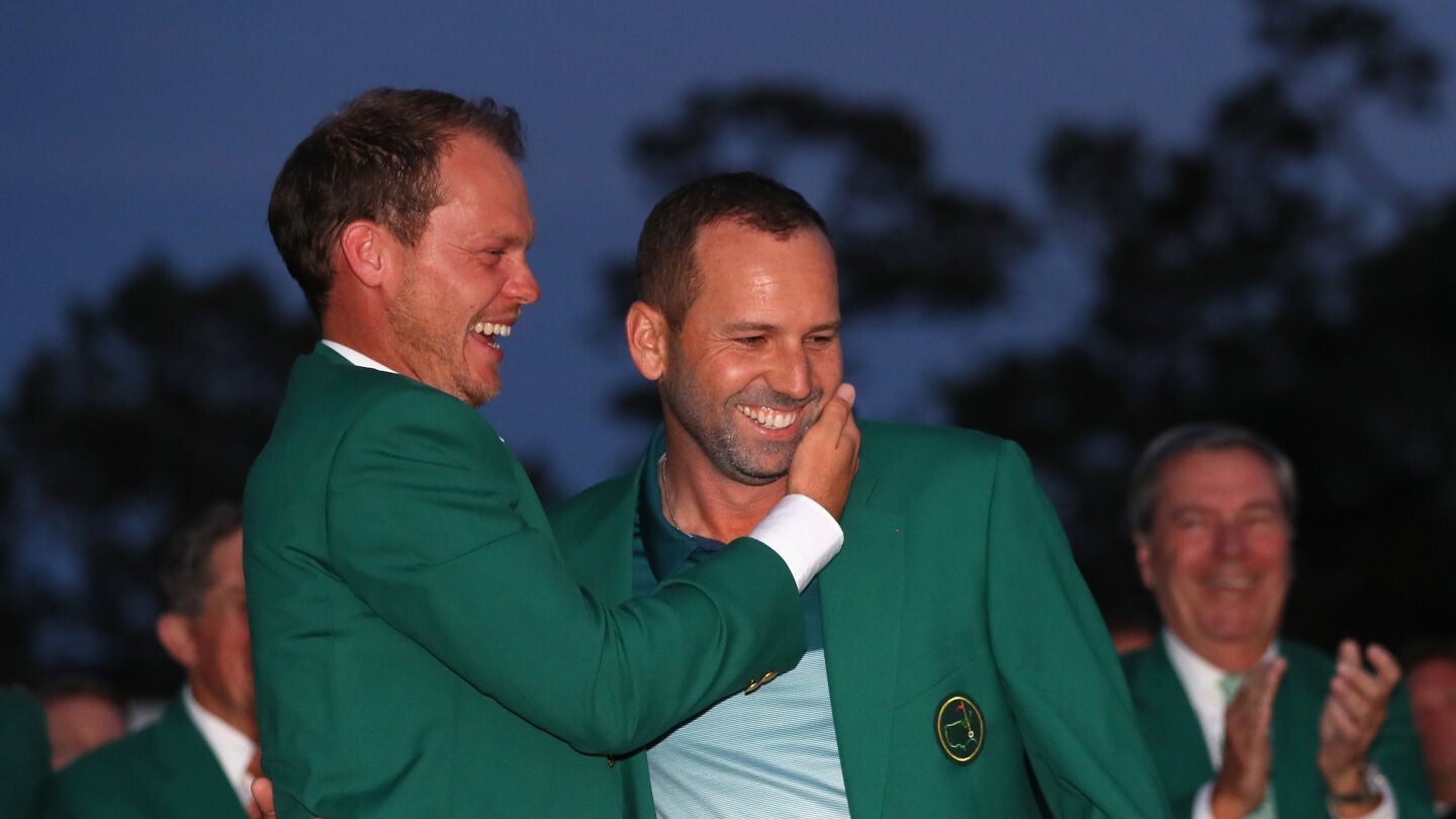 Sergio Garc&iacute;a es felicitado por Danny Willett tras ganar el Masters de Augusta
