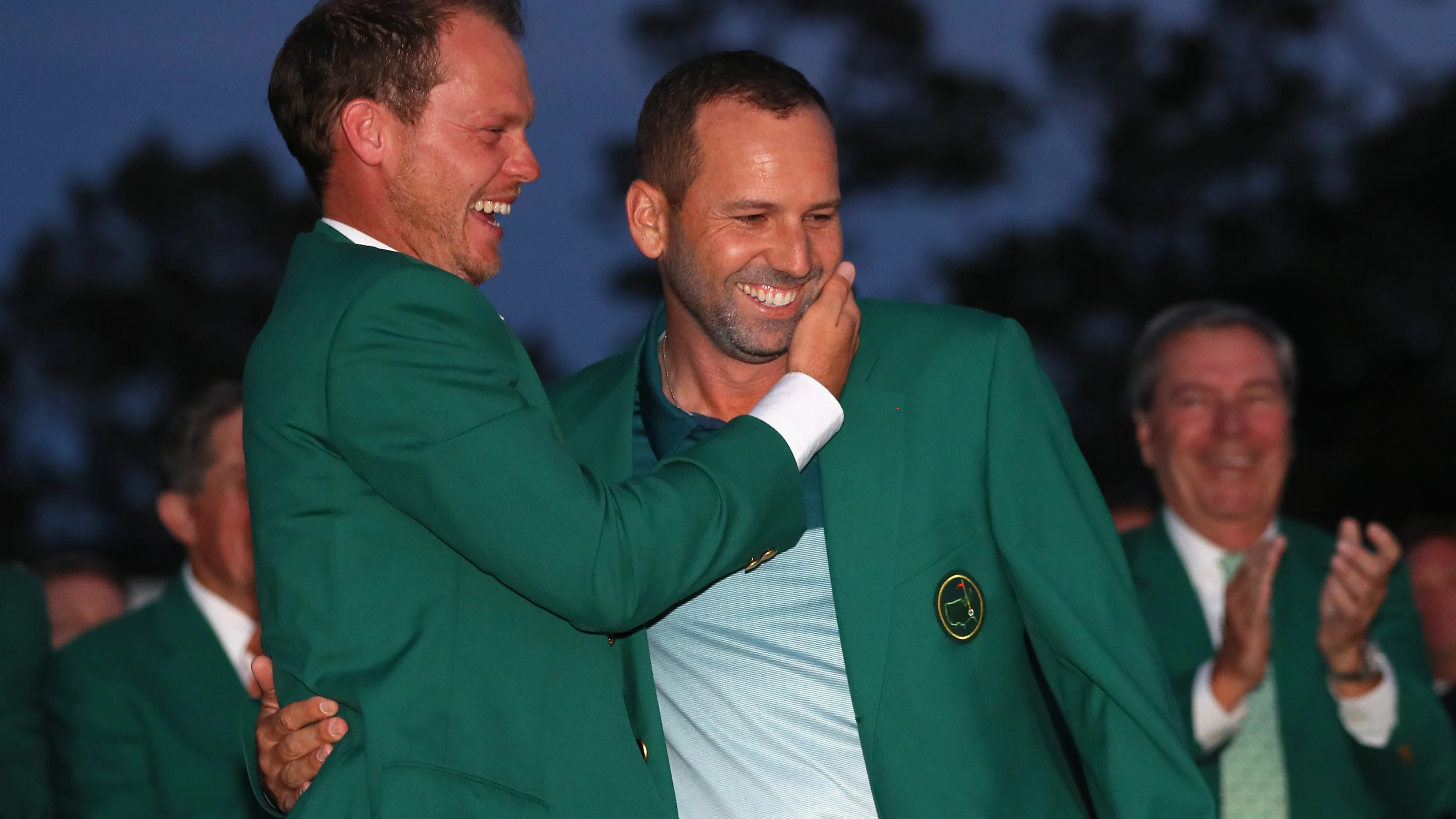 Sergio García es felicitado por Danny Willett tras ganar el Masters de Augusta