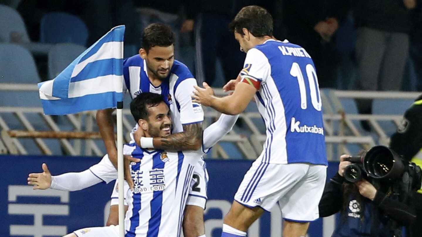 Los jugadores de la Real Sociedad celebran el gol de Juanmi ante el Sporting