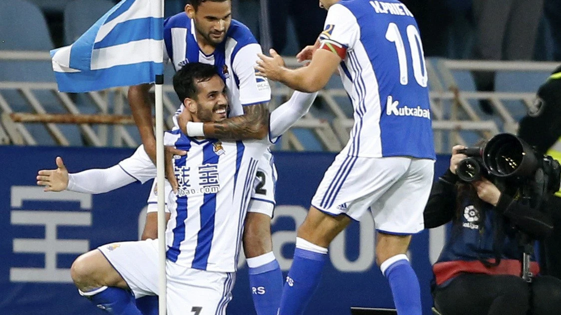 Los jugadores de la Real Sociedad celebran el gol de Juanmi ante el Sporting